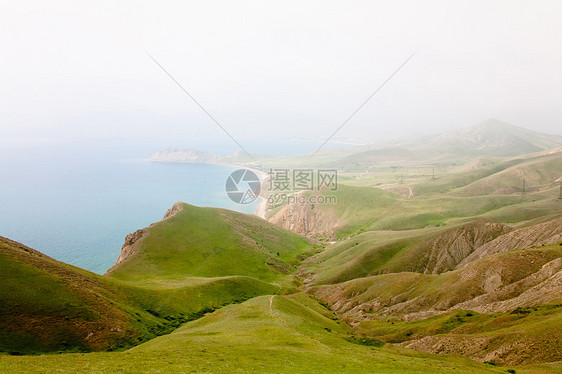 海洋和山山棕色植物蓝色晴天风景水平爬坡阳光植物群海浪图片