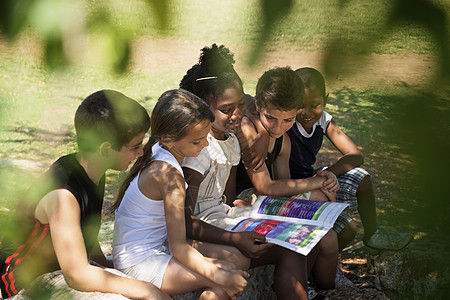 儿童与教育 儿童与女孩在公园阅读书男生女孩们朋友们娱乐学校阅读活动夏令营孩子学生图片