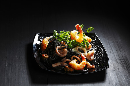 黑意面加海鲜胡椒大虾美食沙拉食物面条香料贝类桌子叶子图片