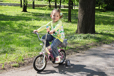 女孩在公园骑自行车娱乐女性活动青年童年骑术脚踏车白色乐趣驾驶图片