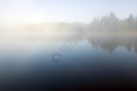 早晨反射薄雾池塘日出镜子天空图片