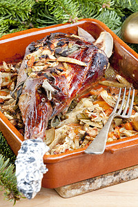 在蔬菜上烤的鹿肉和海湾叶子以及牙买加培根盘子香料熟食静物内饰叉子熟菜膳食菜肴臀部图片