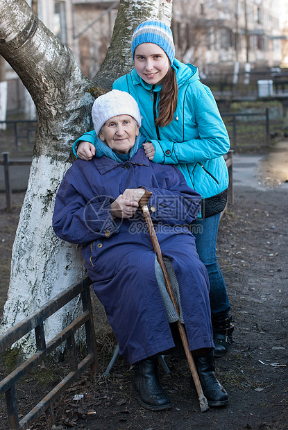 外祖母和孙孙女拥抱孙女快乐灰色父母肩膀家庭幸福温暖友谊图片