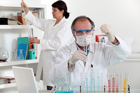 医疗化验室黑发男人产品液体实验室女士白色红色化学反应卫生图片