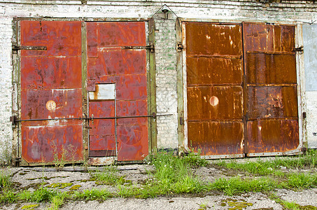 两扇旧的和生锈的车库门图片