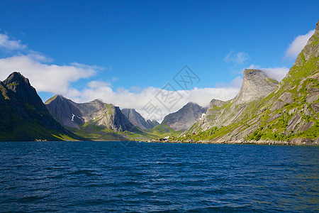 挪威湾晴天海岸海洋风景山脉蓝色悬崖山峰全景海岸线图片