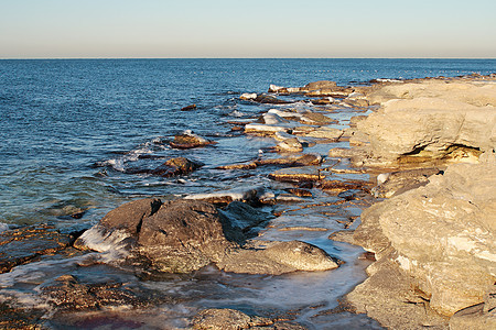 里海的冬岸寒冷冻结海滩桌面岩石地平线薄片冷冻波纹裂缝图片
