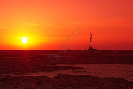 太阳下山乐器力量钻机工具草原天空橙子场地活力地平线背景图片