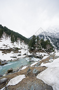前往喀什米尔索诺马山谷的风景旅行滑雪游客胜地图片