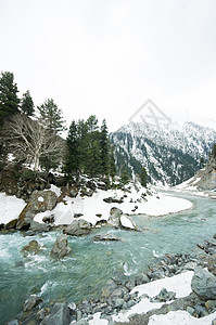 前往喀什米尔索诺马山谷的风景胜地滑雪游客旅行图片