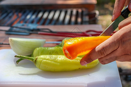 煮辣椒和洋葱炙烤绿色美食胡椒厨房手工市场蔬菜橙色烹饪图片