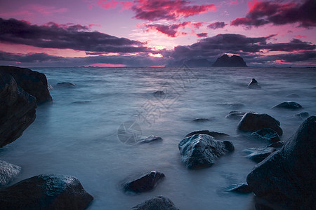 挪威的午夜日光岩石鹅卵石支撑海洋海滩海岸全景海岸线太阳风景图片