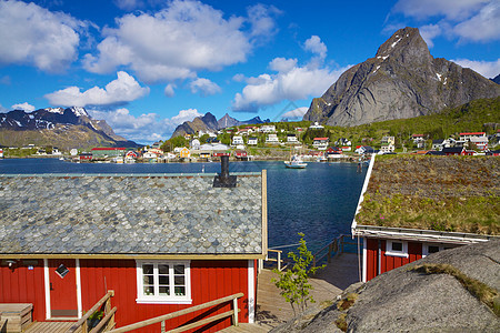 挪威捕鱼镇挪威渔村海岸线旅游房子小屋全景蓝色山峰住宅风景晴天图片