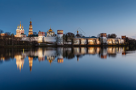 Novodevichy女修道院在晚上的景色建筑宗教圆顶旅游池塘反射城堡地标金子教堂图片