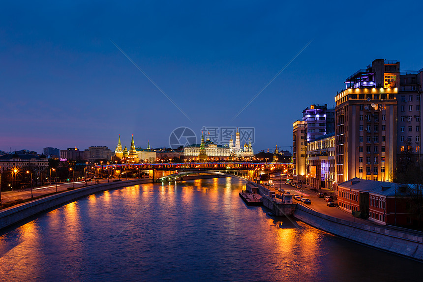 莫斯科河堤岸和莫斯科克里姆林宫之夜的景象图片
