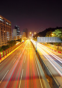 路夜景夜间通过市区的交通流量运输天空市中心驾驶街道天际速度场景建筑城市背景