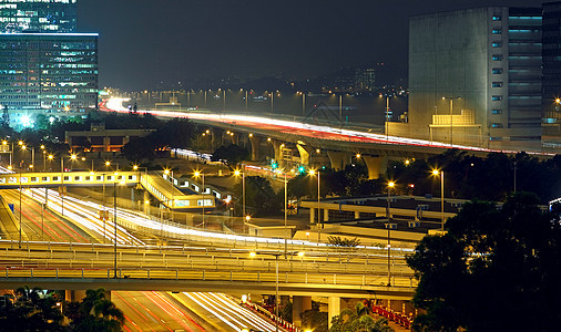 现代城市的夜间车辆旅行车道立交桥驾驶曲线建筑市中心路灯场景图片