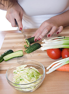 切胡萝卜准备沙拉沙拉少女蔬菜营养烹饪红色女士白色美食黄瓜沙拉背景