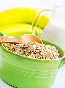 绿碗中含香蕉和牛奶的煤炭片片小麦饮食食物薄片木板宏观玉米代谢麦片篮子图片