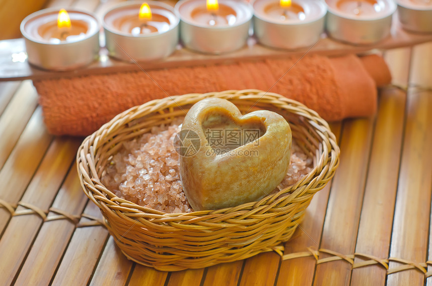 海盐和肥皂蜡烛香气木头身体卫生化妆品毛巾洗澡石头治疗图片