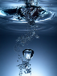带泡沫的淡水温泉宏观速度墙纸蓝色口渴气泡水滴洁净玻璃背景图片