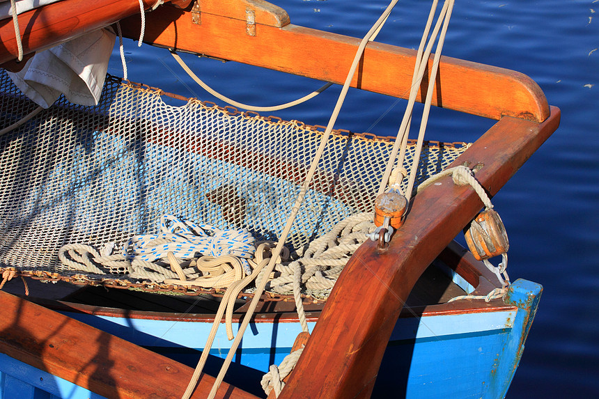 一条旧渔船在木材外航行的详情港口旅行海军天空游艇滑轮海洋桅杆索具导航图片