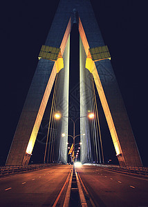 桥上的灯光夜景街道建筑绳索桥梁高清图片