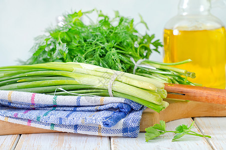 洋葱和其他绿菜花园草本植物叶子食物烹饪蔬菜小枝香菜饮食植物图片