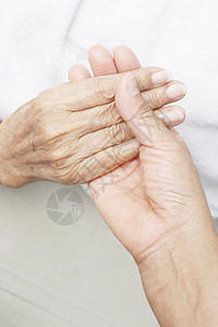 握手牵手家庭安慰友谊女性老年皮肤护理团结概念医院图片