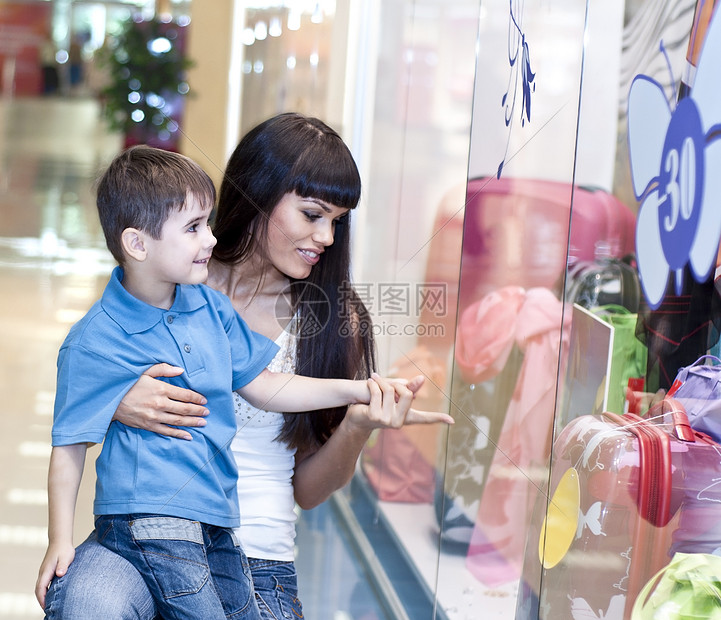 家庭在全环式商店中父母大理石活动零售玻璃大堂孩子店铺大厅时尚图片