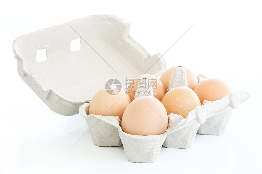 6个鸡蛋放在一个白色的纸箱上图片