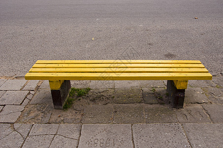 街道上的空黄色长椅背景图片