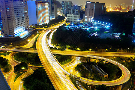 在现代城市的夜间高速公路运输运动曲线射线路口大灯速度划分土地场景图片