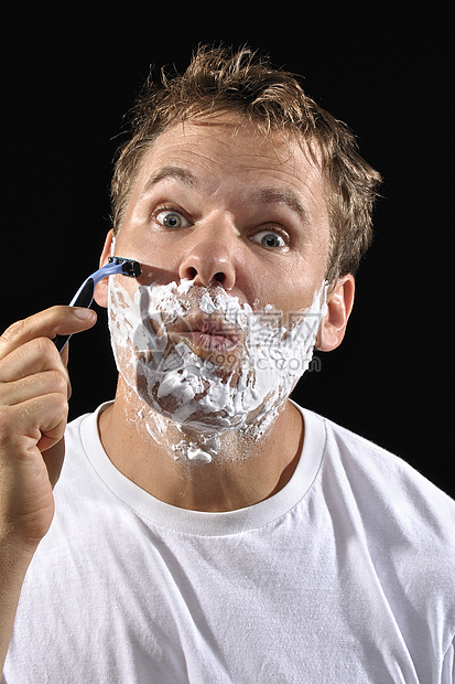 男子刮胡子剃刀面部眼睛清洁度胡须白色床头剃须膏护理刀刃图片