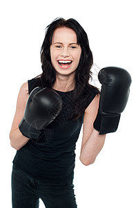 微笑的年轻瘦弱女性拳击手图片
