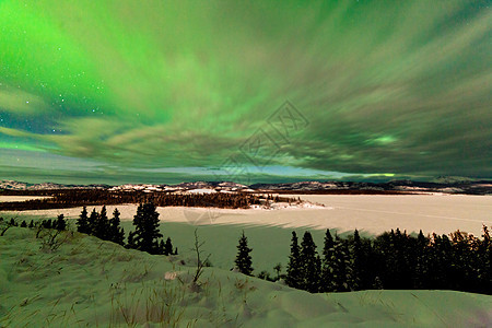 育空拉贝格湖上空的云和北极光星星夜空天空北极星领土磁层漩涡亮度蓝色月亮图片