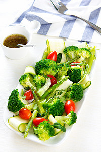 带有Asparagus和Zucchini沙拉的花椰菜草本植物食物美食美食家火箭烹饪营养沙拉饮食敷料图片