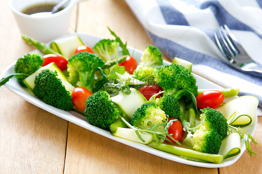 带有Asparagus和Zucchini沙拉的花椰菜绿色食物营养沙拉草本植物美味敷料饮食美食红色图片