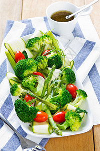 带有Asparagus和Zucchini沙拉的花椰菜午餐草本植物蔬菜美食家沙拉食物红色敷料美味绿色图片