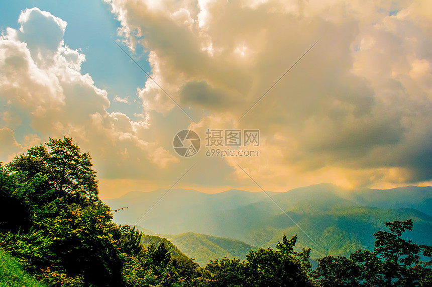 蓝海脊公园大道风景山脉花朵丘陵森林旅行视野天空荒野勘探国家山峰图片