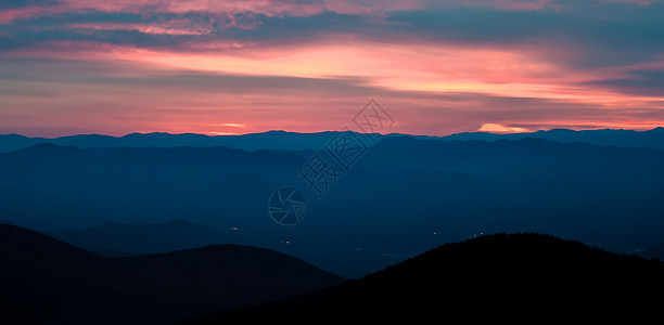 蓝海脊公园大道风景山脉山脉天空树木森林阳光勘探花朵旅行荒野丘陵图片