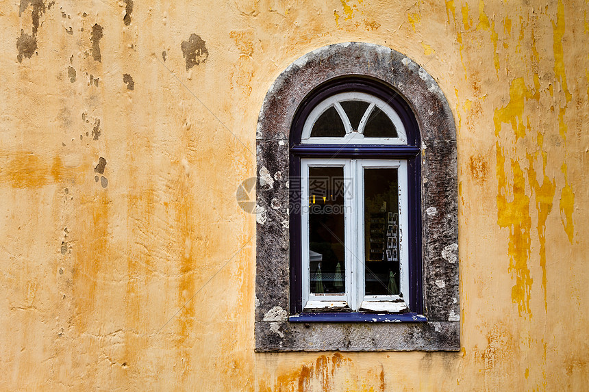 葡萄牙辛特拉Pena宫黄墙的拱门窗口图片