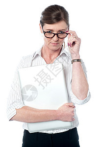 女人看她的眼镜 拿着笔记本电脑图片