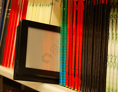 架子上彩色书籍和电子图书阅读器的行列小说读者图书教育电子展示阅读图书馆学习教科书图片