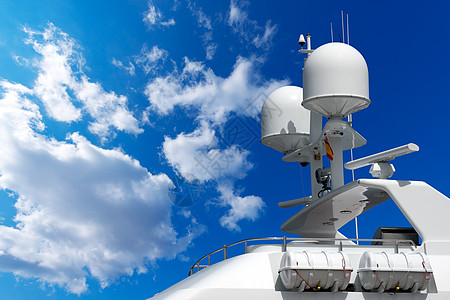 一艘游艇上的雷达和通讯塔稻草卫星传播声呐巡航发射机导航收音机技术旅行图片