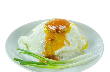 白盘上的食物油炸绿色盘子蔬菜蛋黄黄色辣椒柠檬白色图片