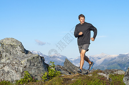 野外奔跑荒野短裤晴天赛跑者慢跑男性衬衫天气首脑岩石图片