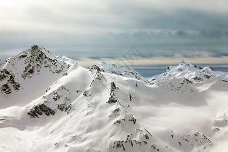 云中的山岳顶峰风景运动天空单板阳光冻结高山滑雪高度图片