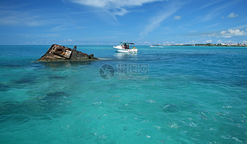 热带海中的沉船凹陷珊瑚碰撞旅行假期海洋海浪破坏危险运输图片