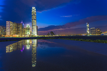 晚上在香港摩天大楼建筑办公楼大楼天际城市商业天空地标办公室图片